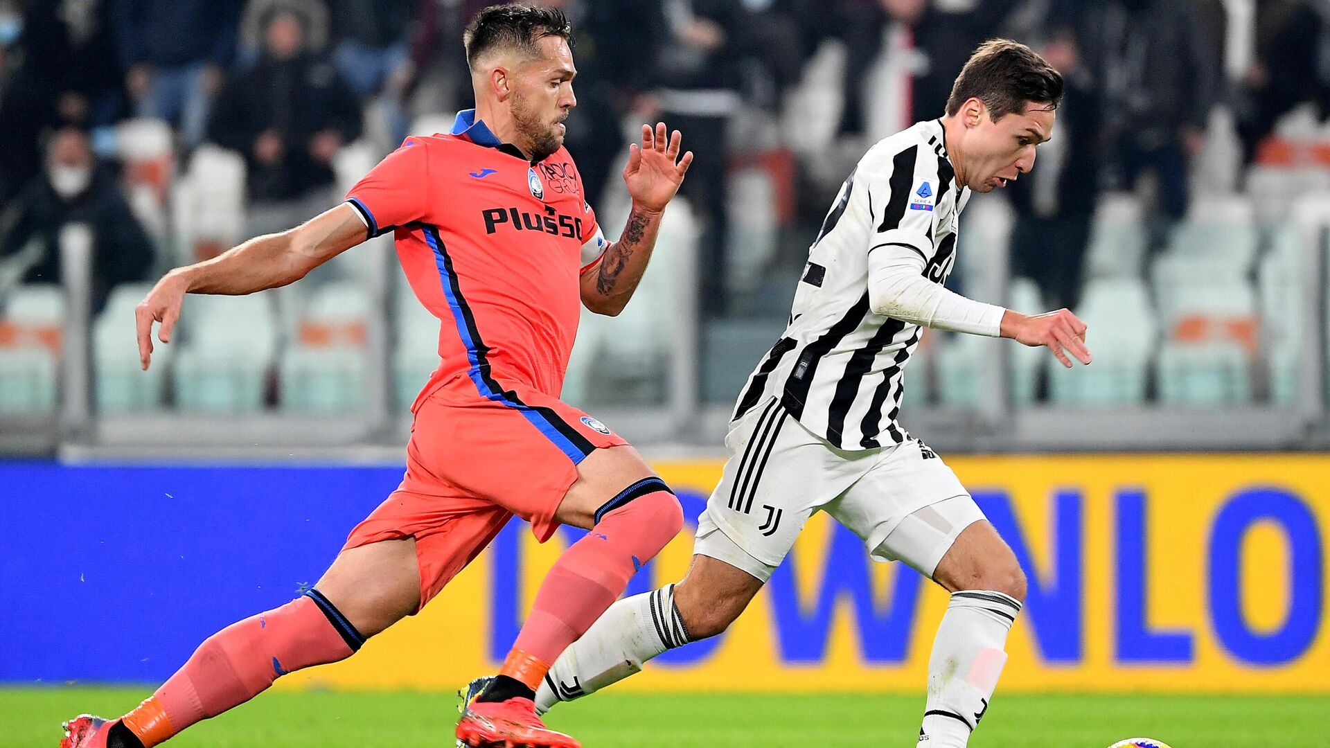 Atalanta defender Rafael Toloi (L) vies with Juventus midfielder Federico Chiesa  during the Italian Serie A football match Juventus vs Atalanta at the Allianz Stadium in Turin on November 27, 2021. (Photo by Isabella BONOTTO / AFP) - РИА Новости, 1920, 29.11.2021