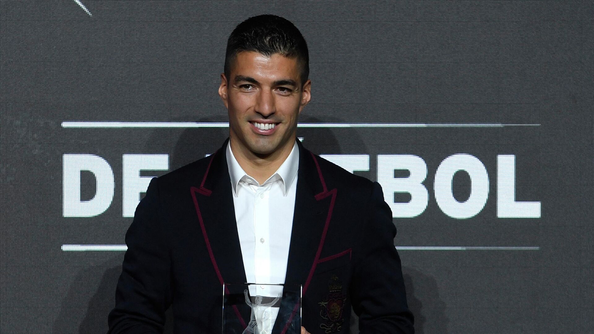 Atletico Madrid's Argentinian forward Luis Suarez poses after receiving the Di Stefano award for La Liga's best player, during the Football Marca Awards in Barcelona on November 29, 2021. (Photo by PIERRE-PHILIPPE MARCOU / AFP) - РИА Новости, 1920, 29.11.2021