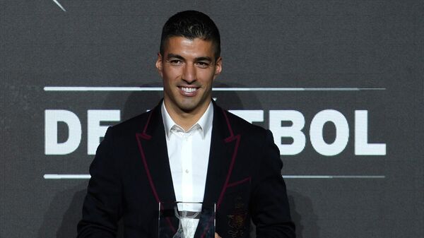 Atletico Madrid's Argentinian forward Luis Suarez poses after receiving the Di Stefano award for La Liga's best player, during the Football Marca Awards in Barcelona on November 29, 2021. (Photo by PIERRE-PHILIPPE MARCOU / AFP)