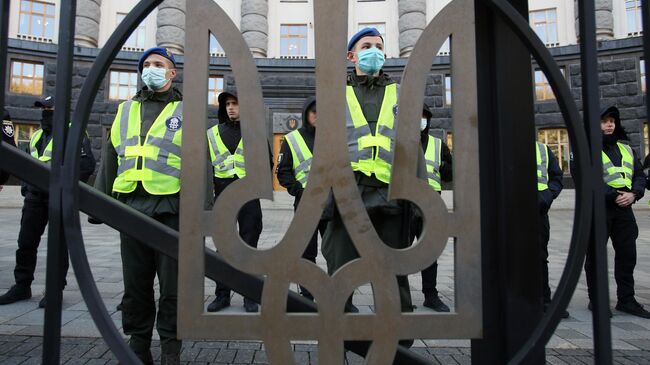 Сотрудники полиции у здания кабинета министров Украины в Киеве