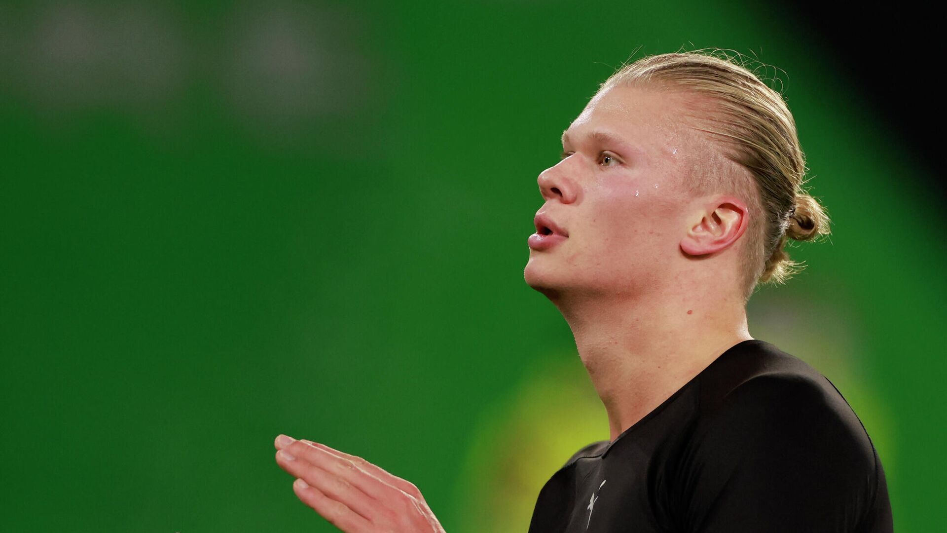 Dortmund's Norwegian forward Erling Braut Haaland celebrates at the end of the German first division Bundesliga football match VfL Wolfsburg v Borussia Dortmund in Wolfsburg, northern Germany, on November 27, 2021. (Photo by Odd ANDERSEN / AFP) / DFL REGULATIONS PROHIBIT ANY USE OF PHOTOGRAPHS AS IMAGE SEQUENCES AND/OR QUASI-VIDEO - РИА Новости, 1920, 29.11.2021