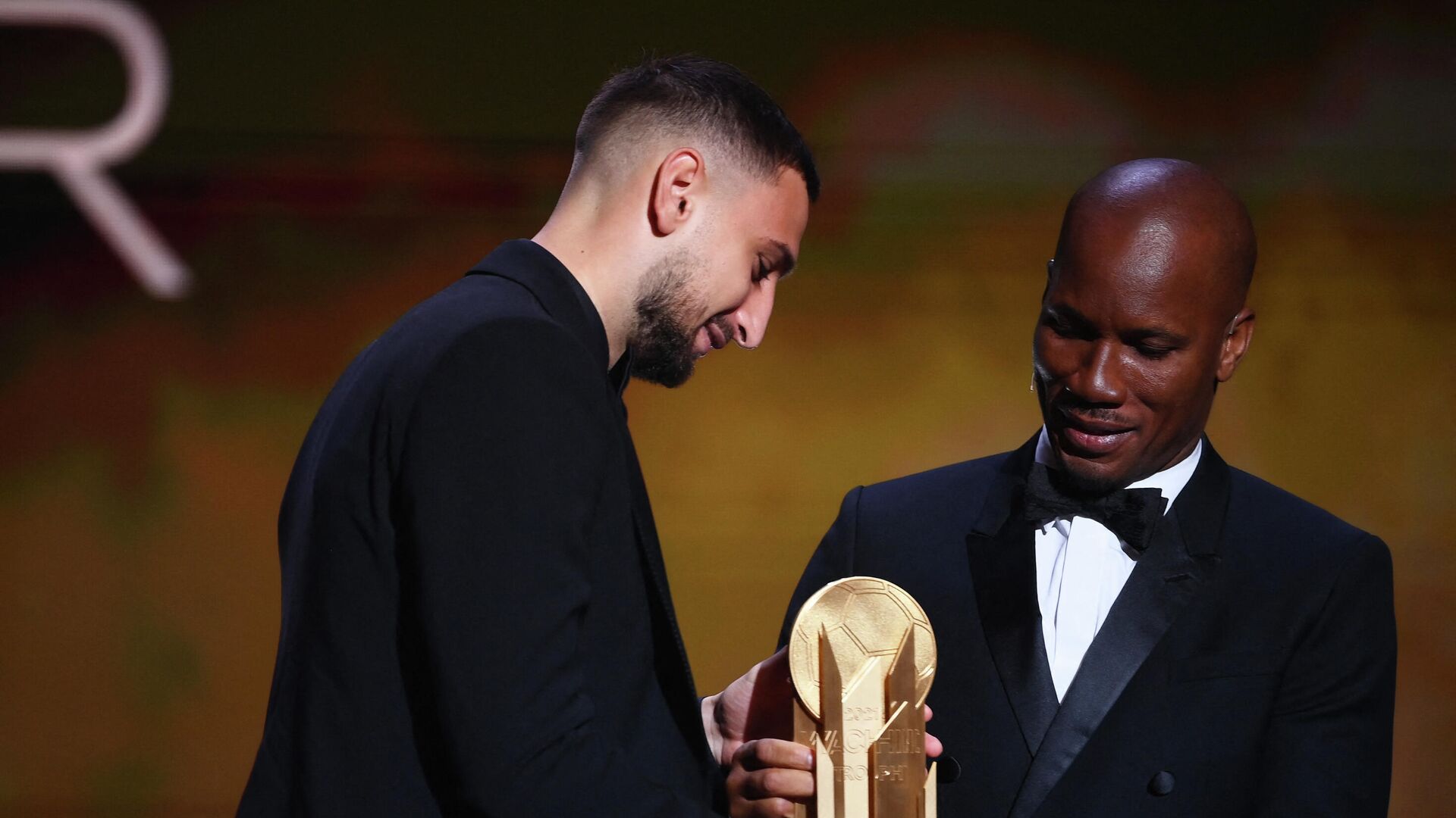 Paris Saint-Germain's Italian goalkeeper Gianluigi Donnarumma is   awarded the   Yashin Trophy for best goalkeeper by Ivorian former football player and evening host Didier Drogba during  the 2021 Ballon d'Or France Football award ceremony at the Theatre du Chatelet in Paris on November 29, 2021. (Photo by FRANCK FIFE / AFP) - РИА Новости, 1920, 29.11.2021