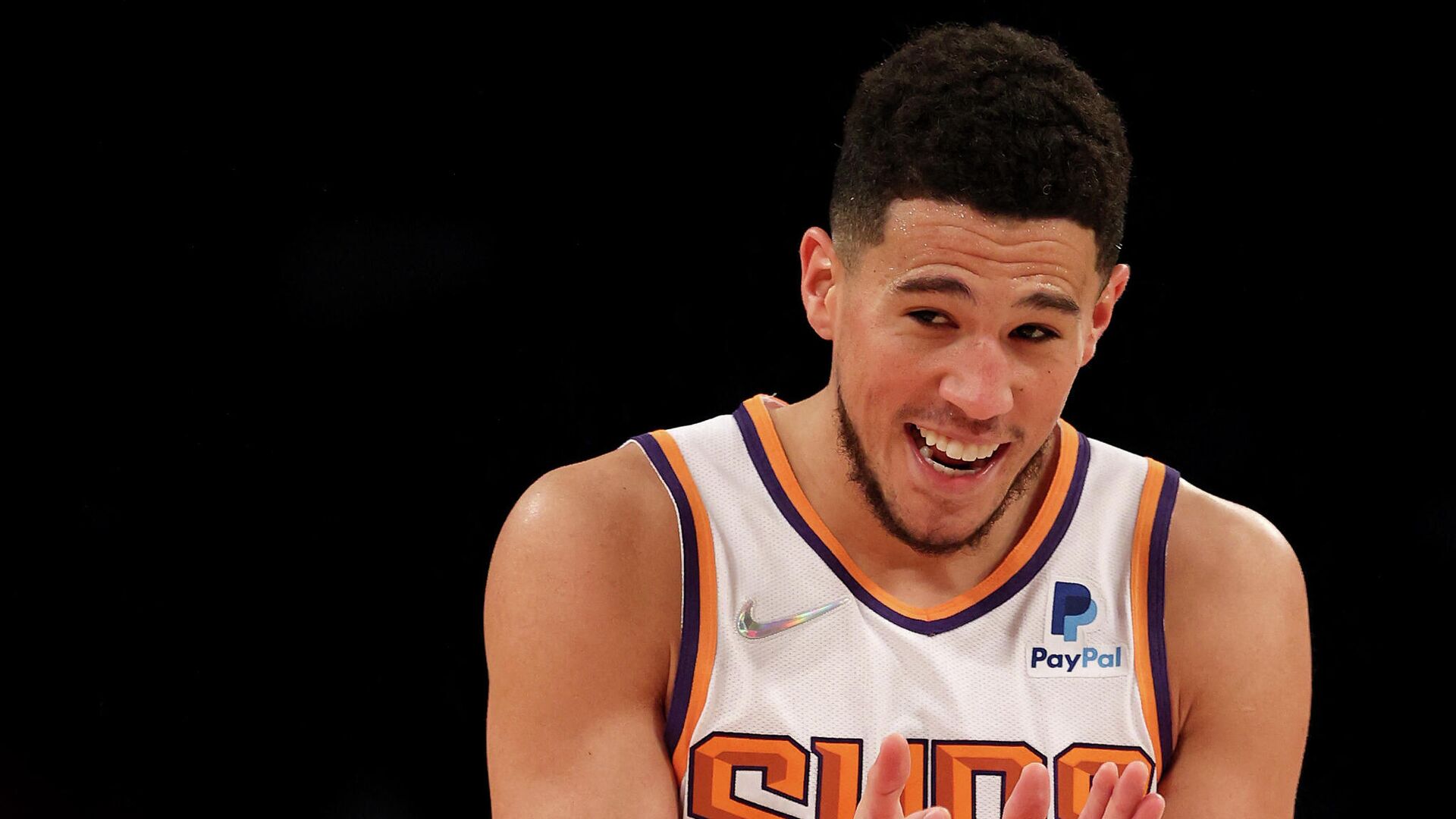 NEW YORK, NEW YORK - NOVEMBER 27: Devin Booker #1 of the Phoenix Suns claps as he looks at the Brooklyn Nets bench in the fourth quarter at Barclays Center on November 27, 2021 in New York City. The Phoenix Suns defeated the Brooklyn Nets 113-107. NOTE TO USER: User expressly acknowledges and agrees that, by downloading and or using this photograph, User is consenting to the terms and conditions of the Getty Images License Agreement.   Elsa/Getty Images/AFP (Photo by ELSA / GETTY IMAGES NORTH AMERICA / Getty Images via AFP) - РИА Новости, 1920, 30.11.2021