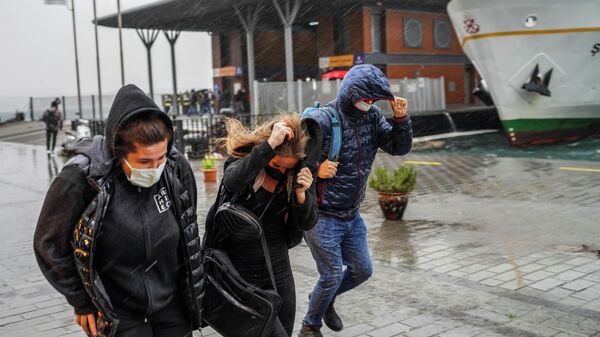 Прохожие во время урагана в Стамбуле, Турция