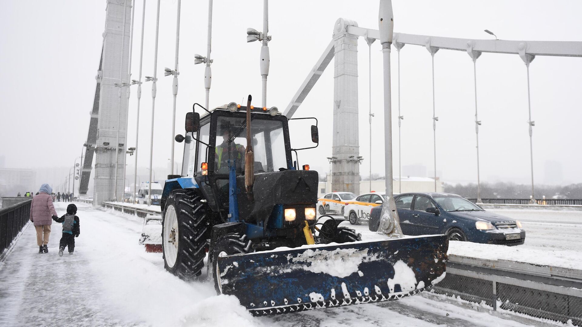 Снегоуборочная техника расчищает от снега и наледи Крымский мост во время снегопада в Москве - РИА Новости, 1920, 01.12.2021