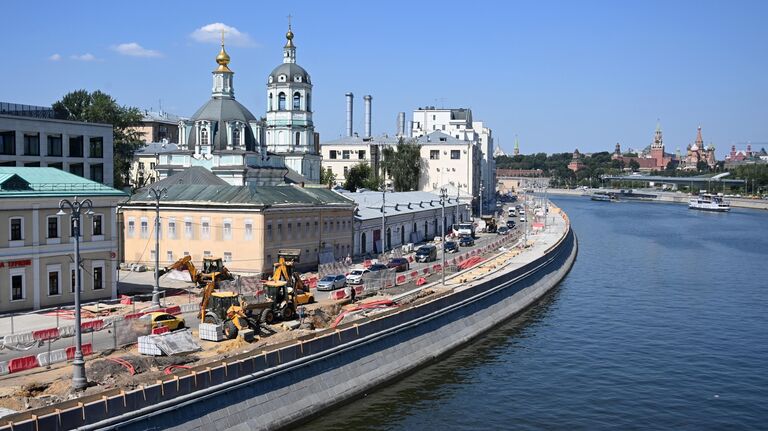 Работы по благоустройству набережных на острове Балчуг в Москве