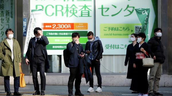Люди возле пункта тестирования на коронавирусную инфекцию в Токио, Япония