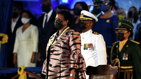 Избранный президент Республики Барбадос генерал-губернатор Сандра Мейсон во время церемонии инаугурации