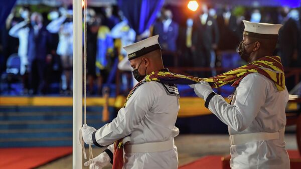 Снятие Королевского штандарта Великобритании во время церемонии инаугурации президента Барбадоса