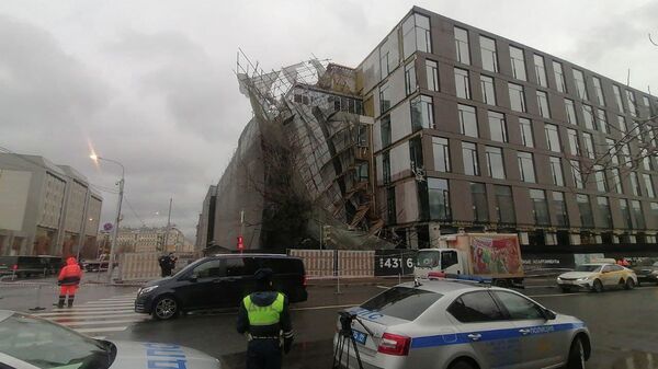 Ветер сорвал строительные леса с возводящегося на Зубовской улице, дом 7 в центре Москвы элитного комплекса Roza Rossa
