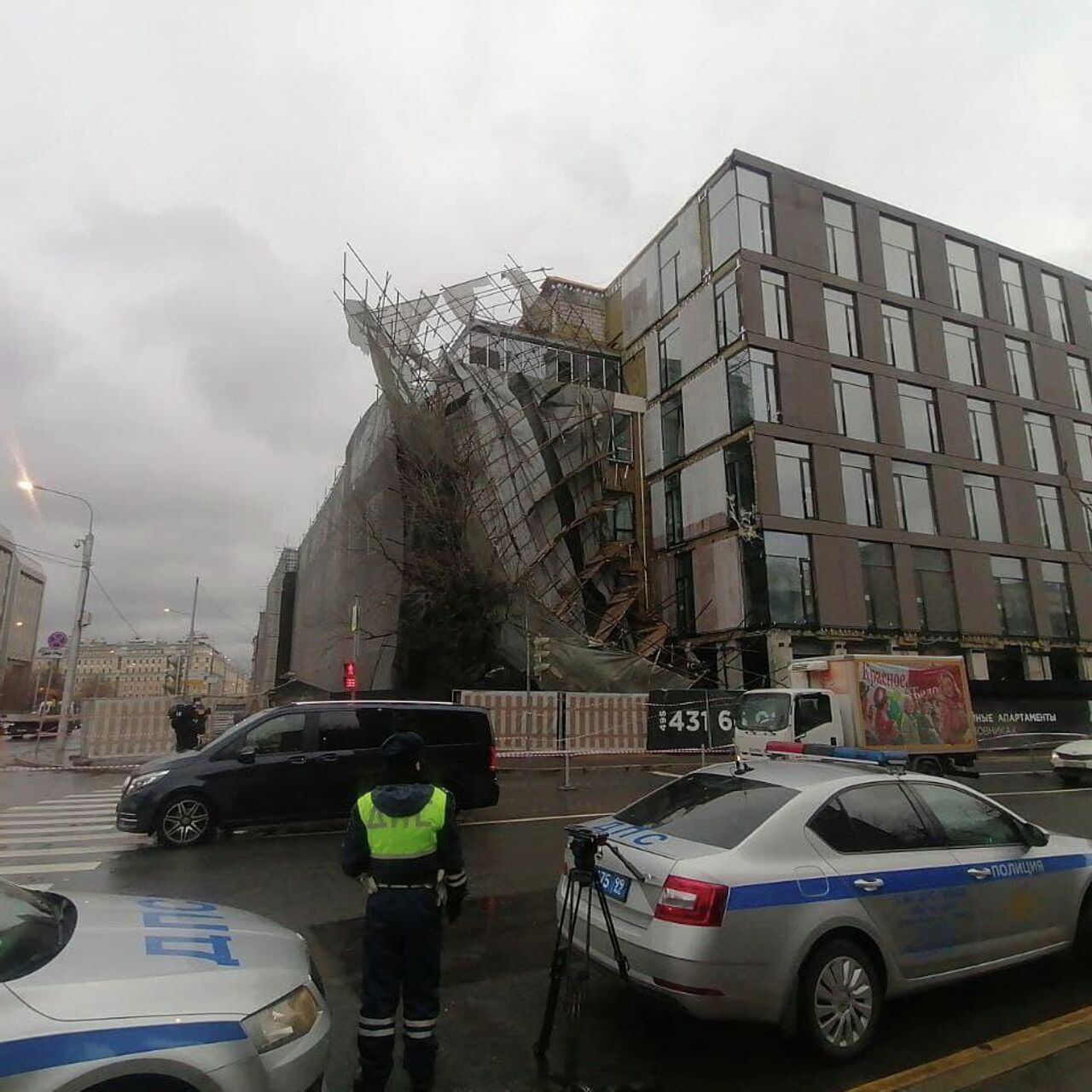 Строительные леса сорвало с элитных апартаментов в центре Москвы -  Недвижимость РИА Новости, 30.11.2021