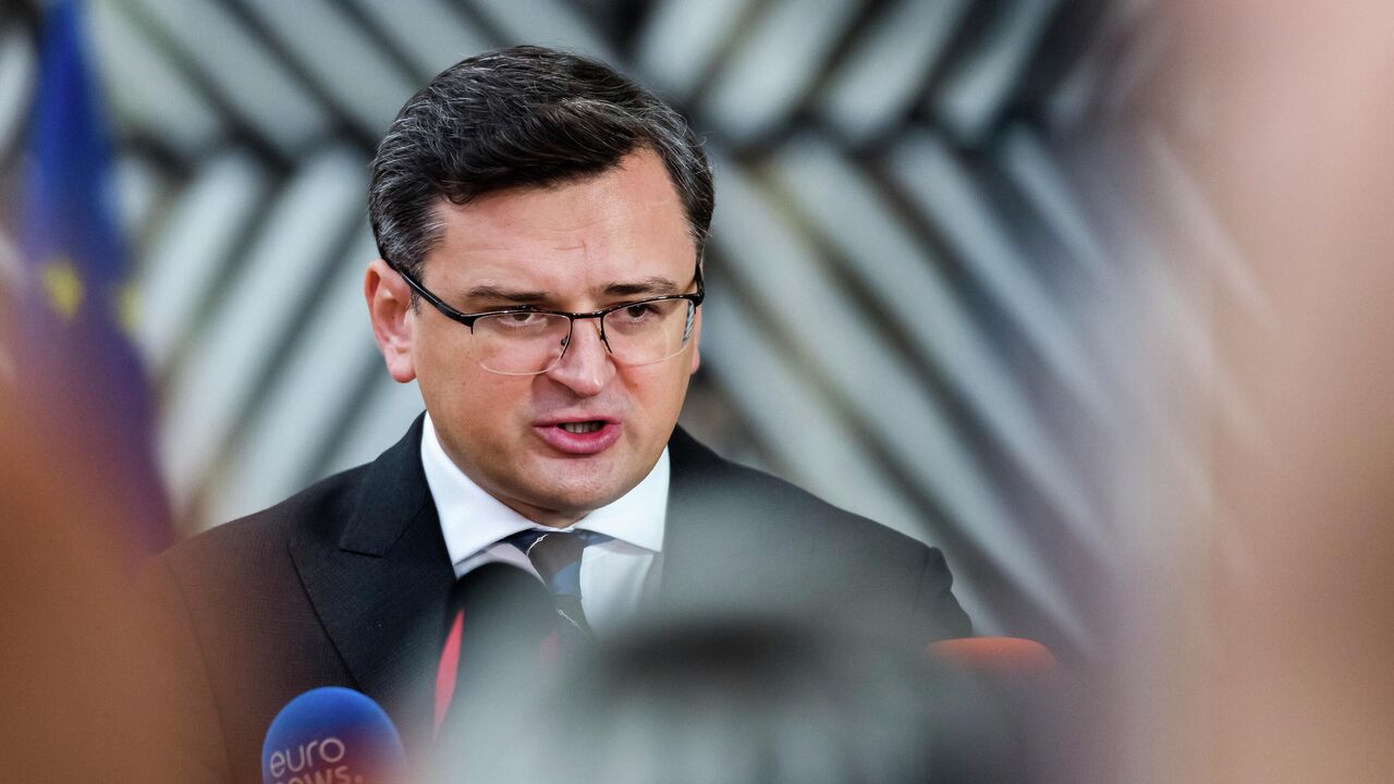 Украина реализует "пакет мер сдерживания" России, заявил Кулеба