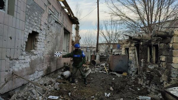 Офицеры представительства ЛНР в СЦКК режима прекращения огня фиксируют последствий обстрела со стороны ВС Украины