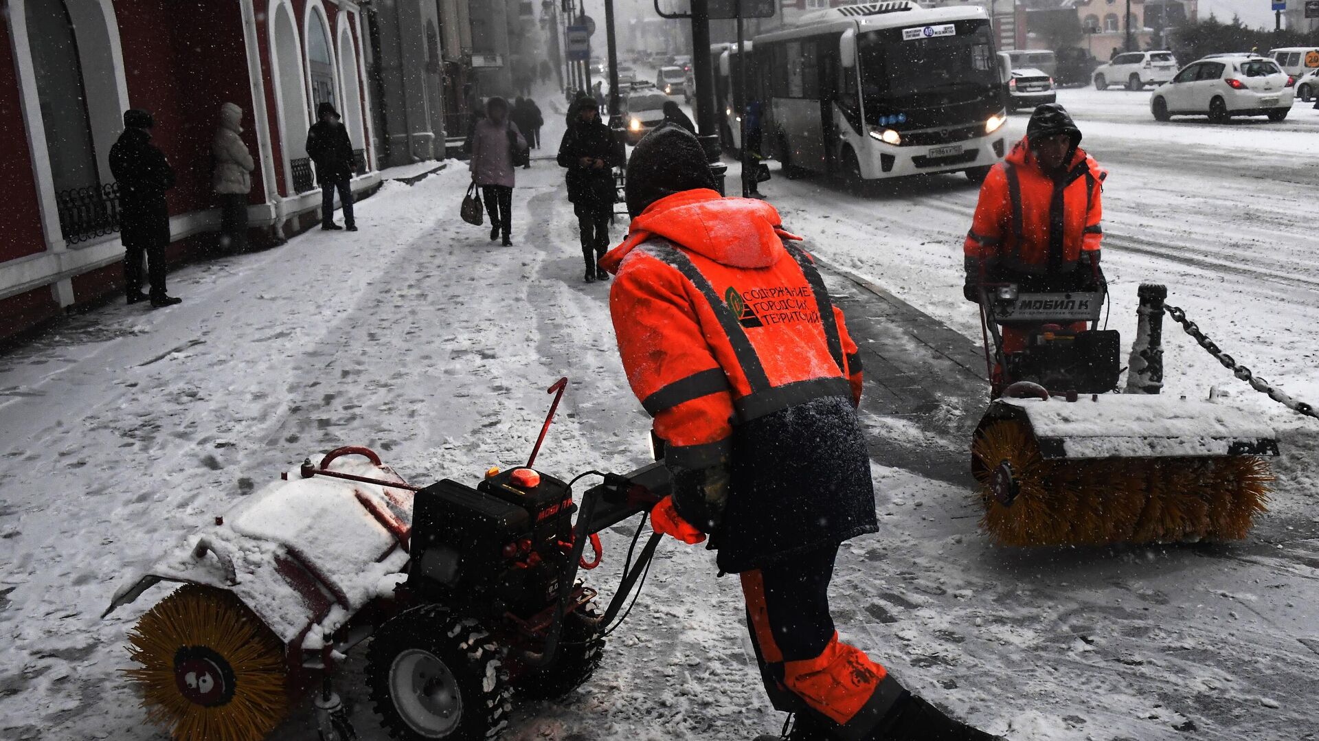 Сотрудники коммунальных служб убирают снег на улицах Владивостока после сильного снегопада - РИА Новости, 1920, 30.11.2021