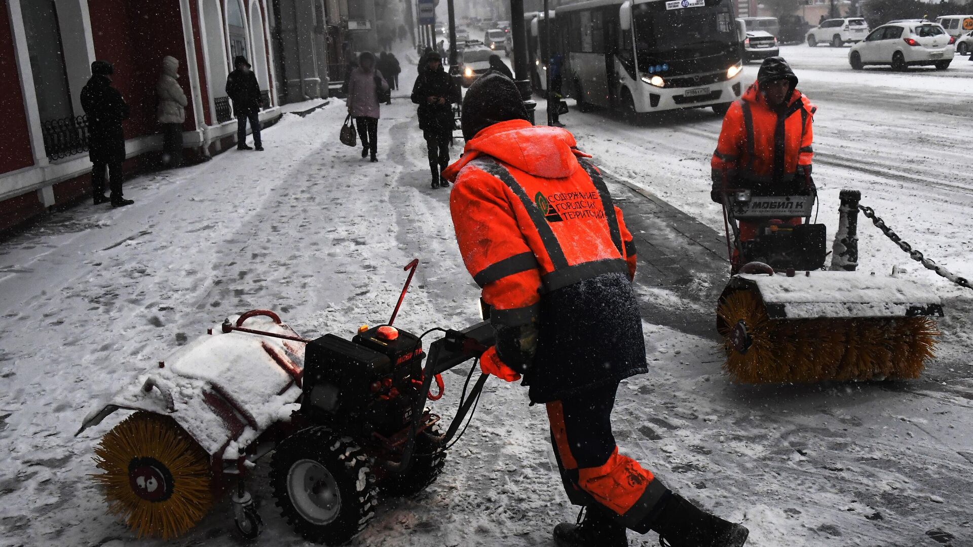 Сотрудники коммунальных служб убирают снег на улицах Владивостока после сильного снегопада - РИА Новости, 1920, 30.11.2021