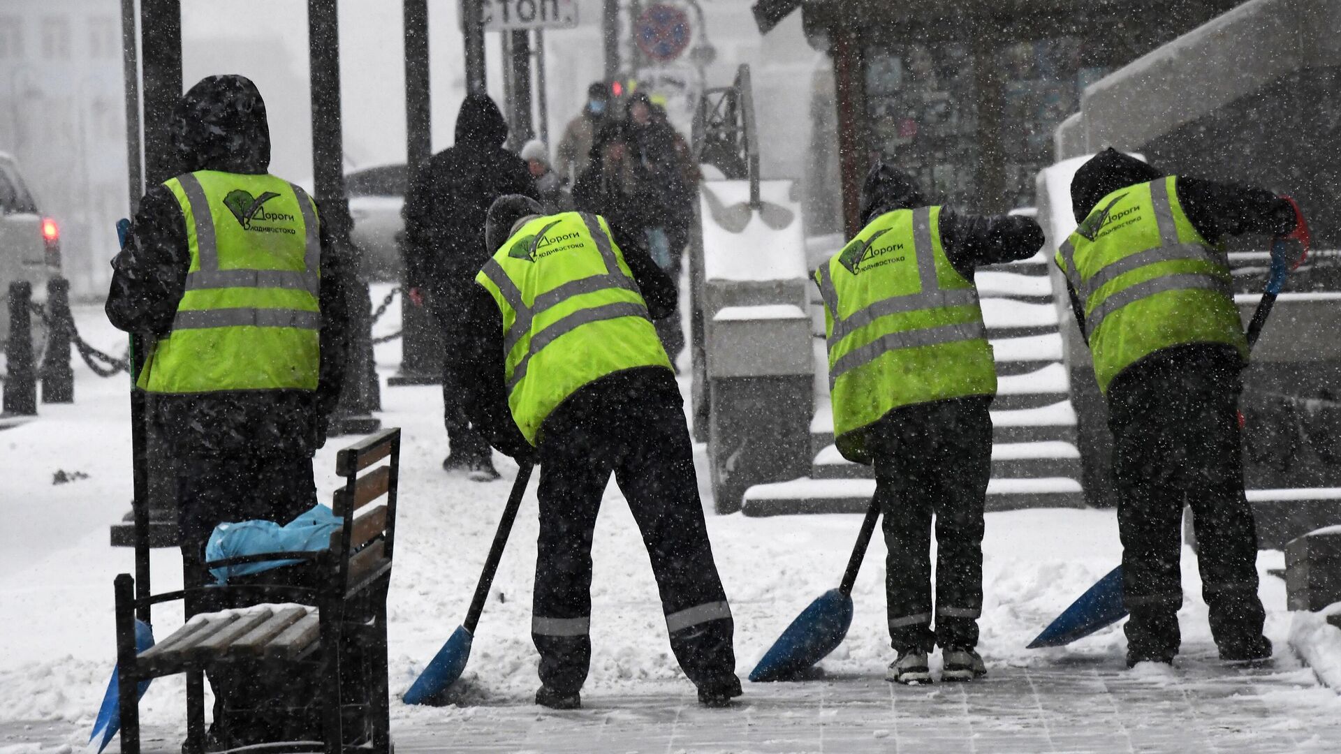 Сотрудники коммунальных служб убирают снег на улицах Владивостока во время сильного снегопада - РИА Новости, 1920, 07.12.2021