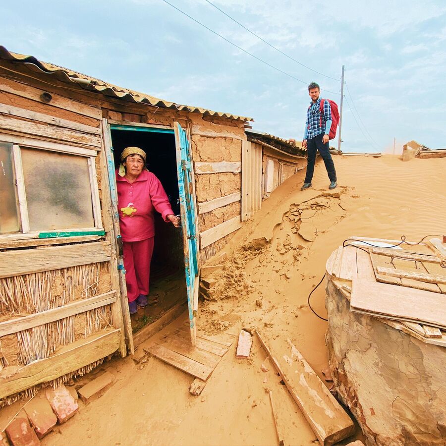 На съемках деревни Барханы, которую заносит песком (Астраханская область)