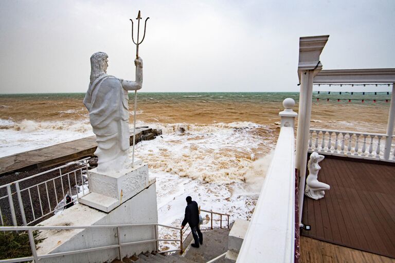 Шторм на море у берега поселка Николаевка в Крыму