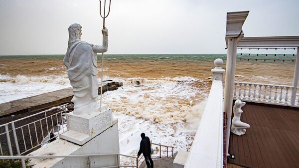 Шторм на море у берега поселка Николаевка в Крыму