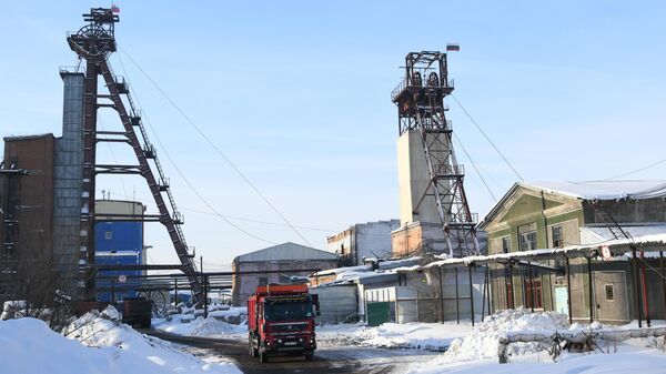 Грузовик на территории шахты Комсомолец в Ленинске-Кузнецком