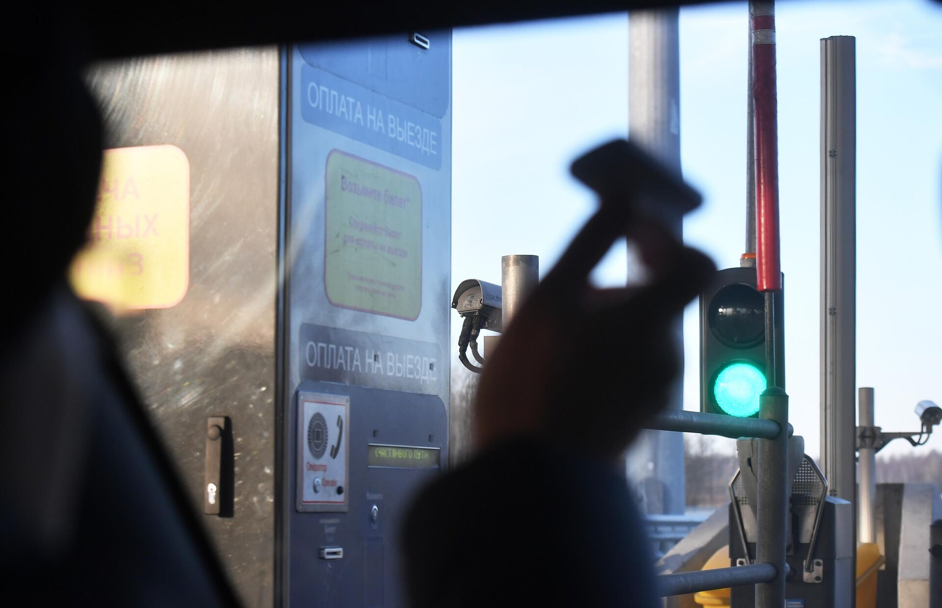 Водитель пользуется транспондером на пункте взимания платы (ПВП) на трассе - РИА Новости, 1920, 30.11.2021