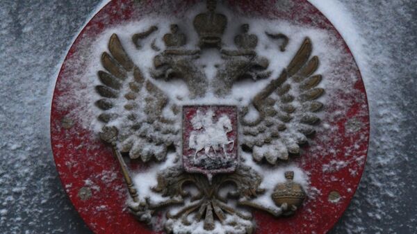 Герб на корме корвета Гремящий, прибывшего в составе отряда кораблей Тихоокеанского флота на главную базу ТОФ во Владивостоке