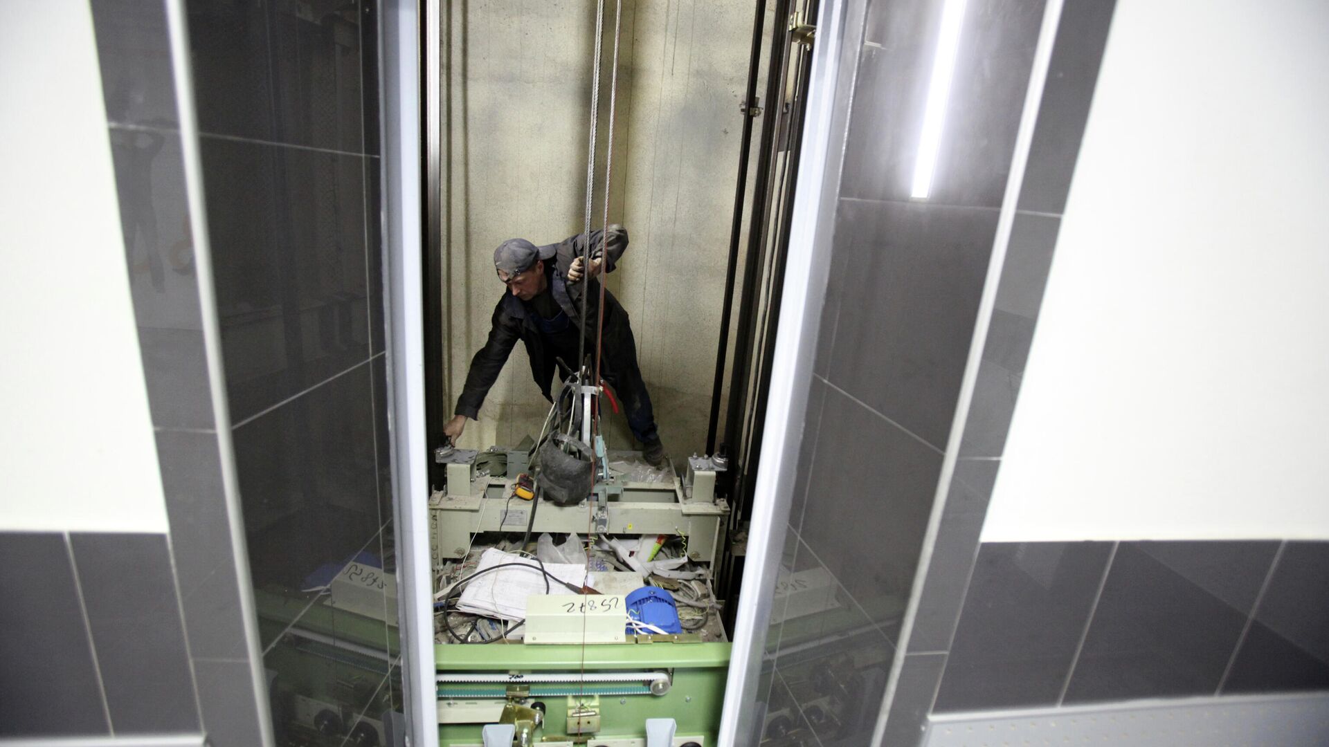 Рабочие ремонтируют лифт - РИА Новости, 1920, 28.06.2022