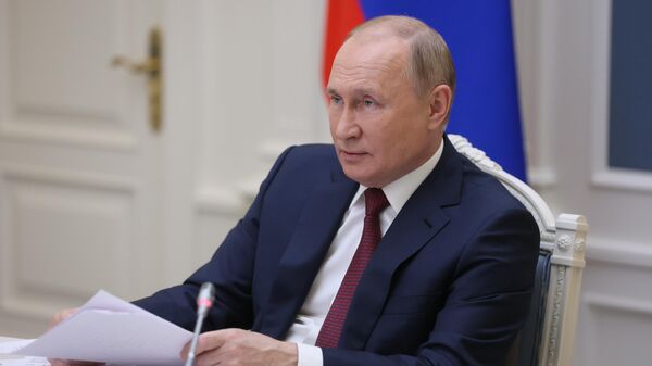Президент РФ Владимир Путин принимает участие в режиме видеоконференции в пленарной сессии инвестиционного форума Россия зовет!