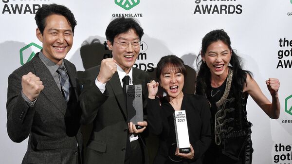 Актеры сериала Игра в кальмара Ли Джон Джэ, Хван Дон Хёк, Ким Чжи Ён и Чон Хо Ён на церемонии вручения премии Gotham Awards