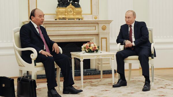 Президент РФ Владимир Путин и президент Вьетнама Нгуен Суан Фук во время встречи