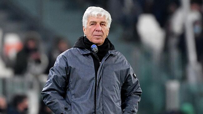 Atalanta's Italian coach Gian Piero Gasperini looks on during the Italian Serie A football match Juventus vs Atalanta at the Allianz Stadium in Turin, on November 27, 2021. (Photo by Isabella BONOTTO / AFP)