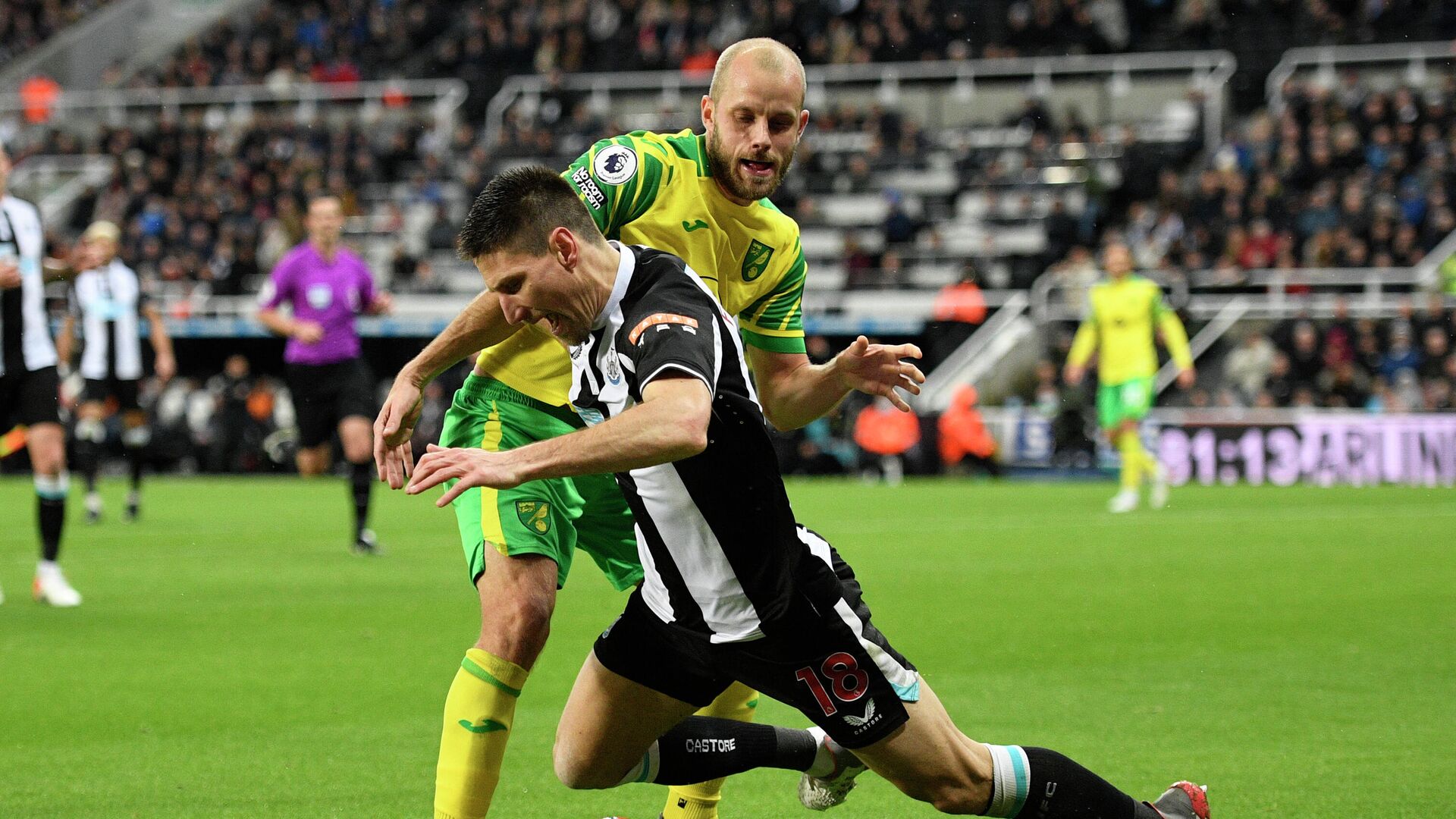Newcastle United's Argentinian defender Federico Fernandez (R) vies with Norwich City's Finnish striker Teemu Pukki during the English Premier League football match between Newcastle United and Norwich City at St James' Park in Newcastle-upon-Tyne, north east England on November 30, 2021. (Photo by Oli SCARFF / AFP) / RESTRICTED TO EDITORIAL USE. No use with unauthorized audio, video, data, fixture lists, club/league logos or 'live' services. Online in-match use limited to 120 images. An additional 40 images may be used in extra time. No video emulation. Social media in-match use limited to 120 images. An additional 40 images may be used in extra time. No use in betting publications, games or single club/league/player publications. /  - РИА Новости, 1920, 01.12.2021