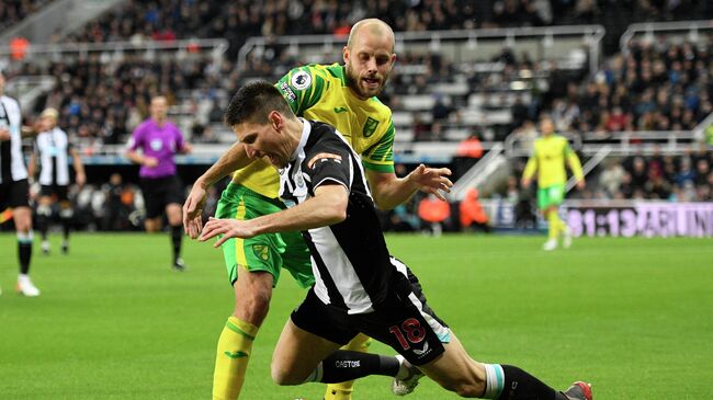 Newcastle United's Argentinian defender Federico Fernandez (R) vies with Norwich City's Finnish striker Teemu Pukki during the English Premier League football match between Newcastle United and Norwich City at St James' Park in Newcastle-upon-Tyne, north east England on November 30, 2021. (Photo by Oli SCARFF / AFP) / RESTRICTED TO EDITORIAL USE. No use with unauthorized audio, video, data, fixture lists, club/league logos or 'live' services. Online in-match use limited to 120 images. An additional 40 images may be used in extra time. No video emulation. Social media in-match use limited to 120 images. An additional 40 images may be used in extra time. No use in betting publications, games or single club/league/player publications. / 