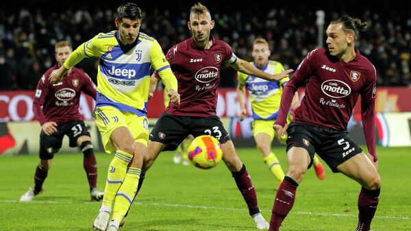 Juventus' Spanish forward Alvaro Morata (L) controls the ball prior to shoot and score his side's second goal during the Italian Serie A football match between Salernitana and Juventus on November 30, 2021 at the Arigis stadium in Salerno. (Photo by Carlo Hermann / AFP)