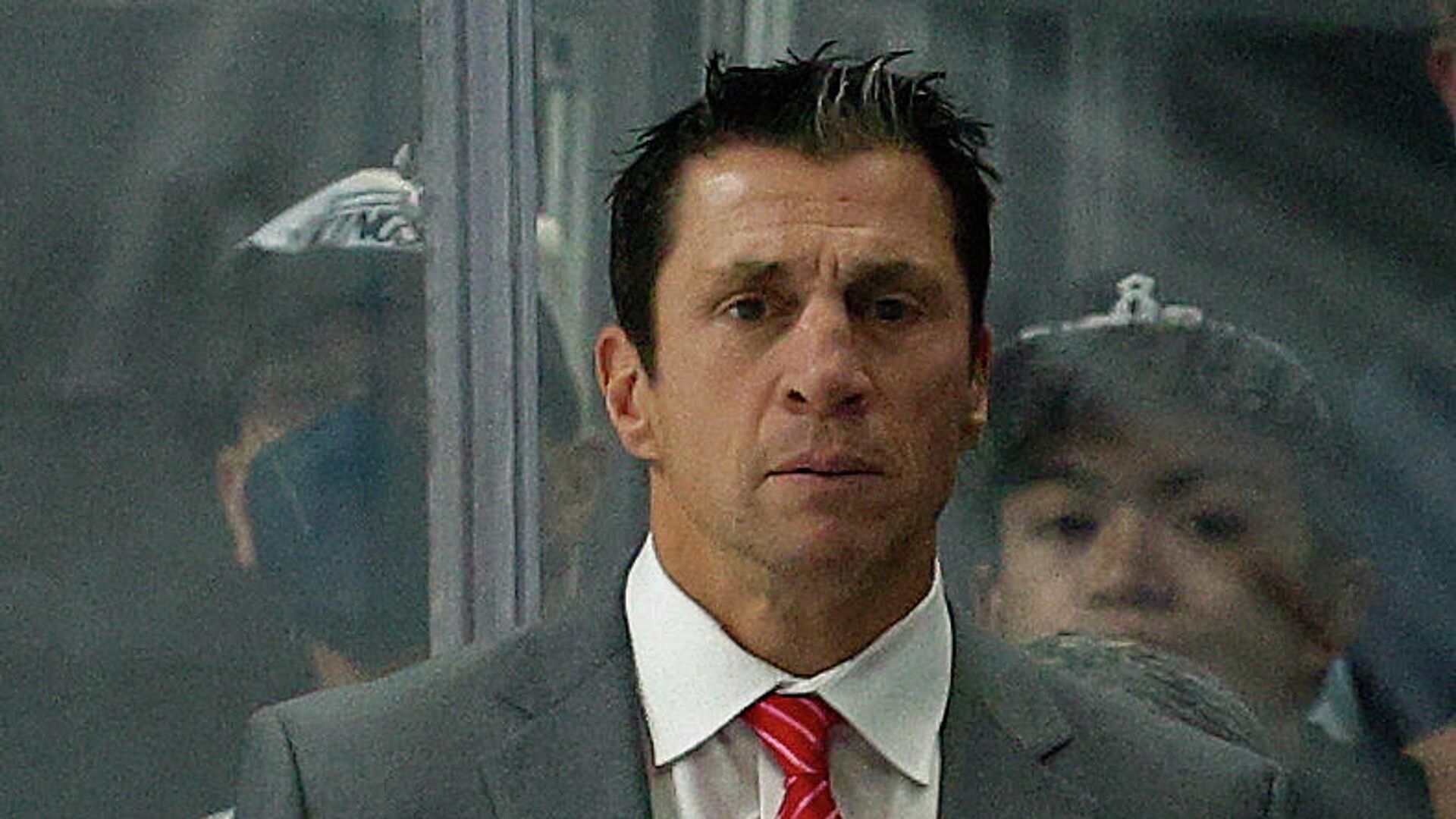 LOS ANGELES, CALIFORNIA - NOVEMBER 20: Head coach Rod Brind'Amour of the Carolina Hurricanes during play against the Los Angeles Kings in the first period at Staples Center on November 20, 2021 in Los Angeles, California.   Ronald Martinez/Getty Images/AFP (Photo by RONALD MARTINEZ / GETTY IMAGES NORTH AMERICA / Getty Images via AFP) - РИА Новости, 1920, 01.12.2021