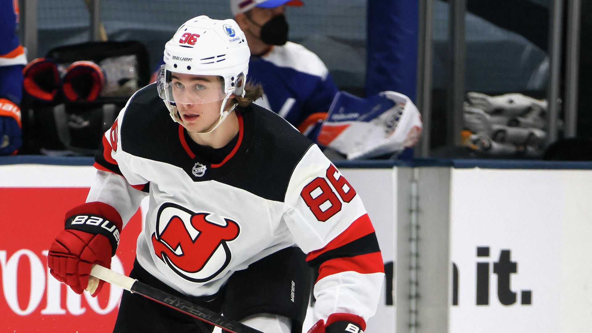 UNIONDALE, NEW YORK - MAY 06: Jack Hughes #86 of the New Jersey Devils skates against the New York Islanders at the Nassau Coliseum on May 06, 2021 in Uniondale, New York.   Bruce Bennett/Getty Images/AFP (Photo by BRUCE BENNETT / GETTY IMAGES NORTH AMERICA / Getty Images via AFP) - РИА Новости, 1920, 01.12.2021