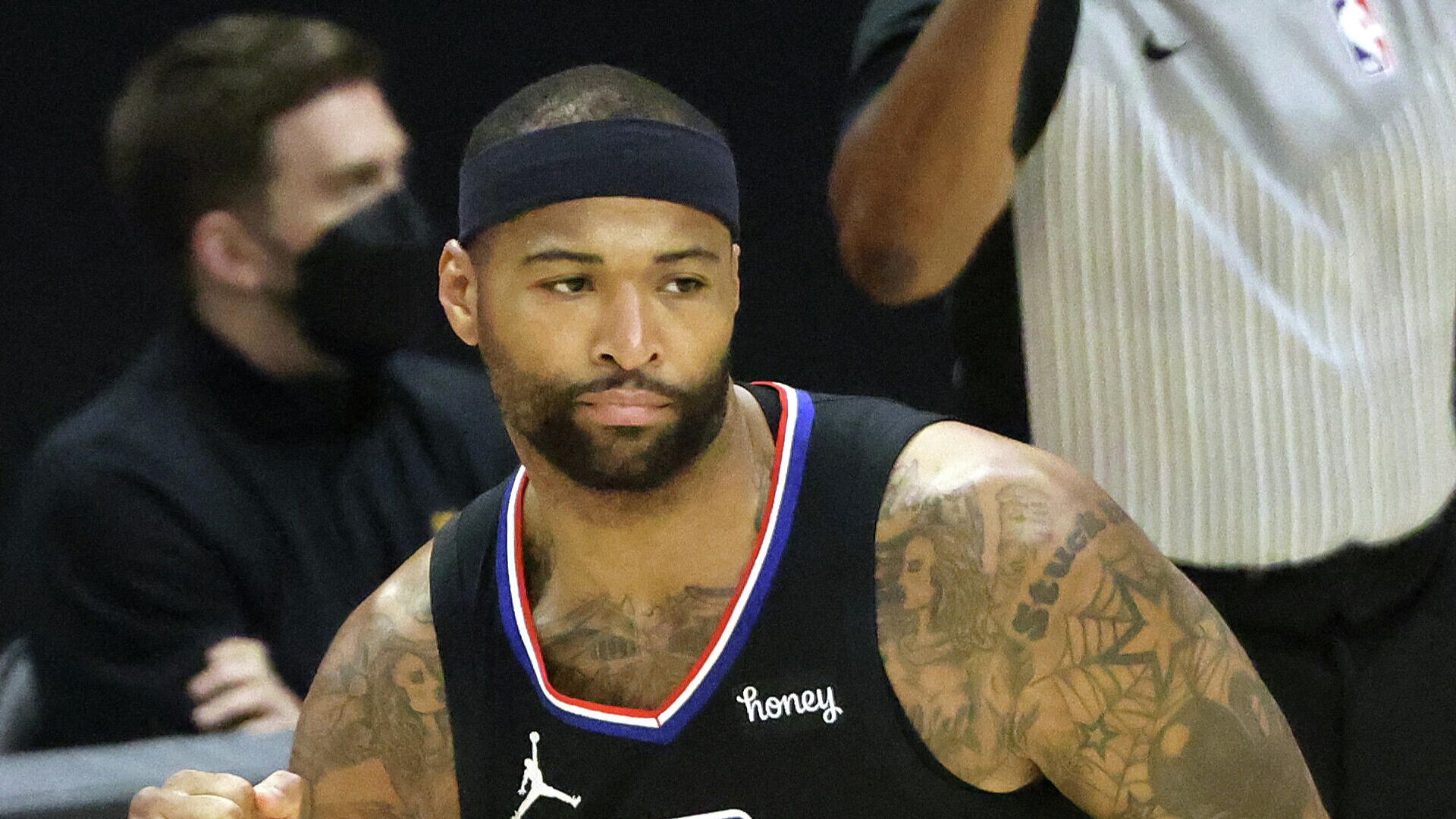 LOS ANGELES, CALIFORNIA - JUNE 30: DeMarcus Cousins #15 of the LA Clippers celebrates a three point basket at the buzzer to end the first quarter against the Phoenix Suns in Game Six of the Western Conference Finals at Staples Center on June 30, 2021 in Los Angeles, California. NOTE TO USER: User expressly acknowledges and agrees that, by downloading and or using this photograph, User is consenting to the terms and conditions of the Getty Images License Agreement.   Harry How/Getty Images/AFP (Photo by Harry How / GETTY IMAGES NORTH AMERICA / Getty Images via AFP) - РИА Новости, 1920, 01.12.2021