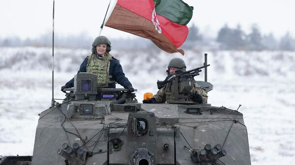 Министр иностранных дел Великобритании Лиз Трасс проехалась на танке НАТО недалеко от границы России в Эстонии