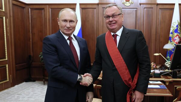 Президент РФ Владимир Путин и президент - председатель правления Банка ВТБ Андрей Костин