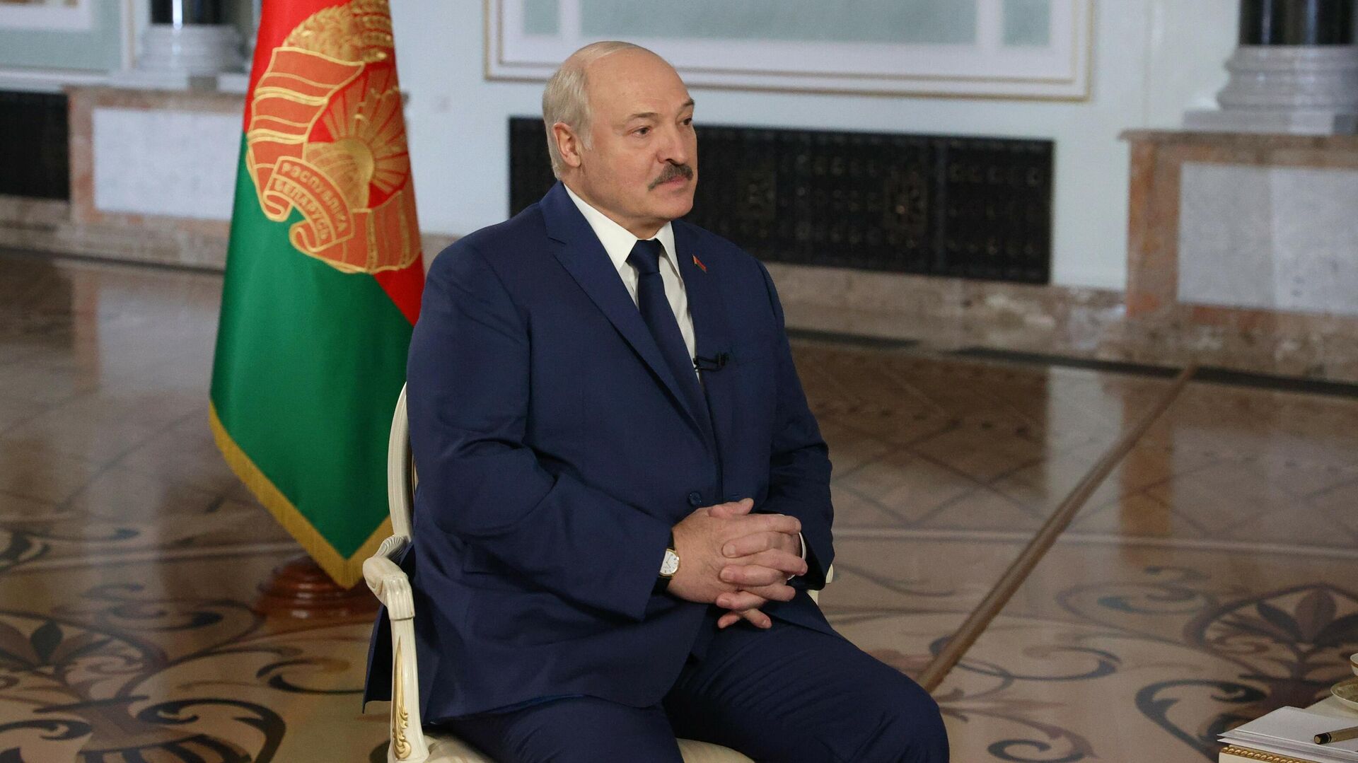Президент Белоруссии Александр Лукашенко во время интервью генеральному директору МИА Россия сегодня Дмитрию Киселеву 2