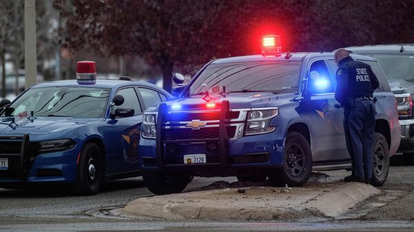 Полицейские в районе средней школы в Оксфорде, штат Мичиган, где произошла стрельба