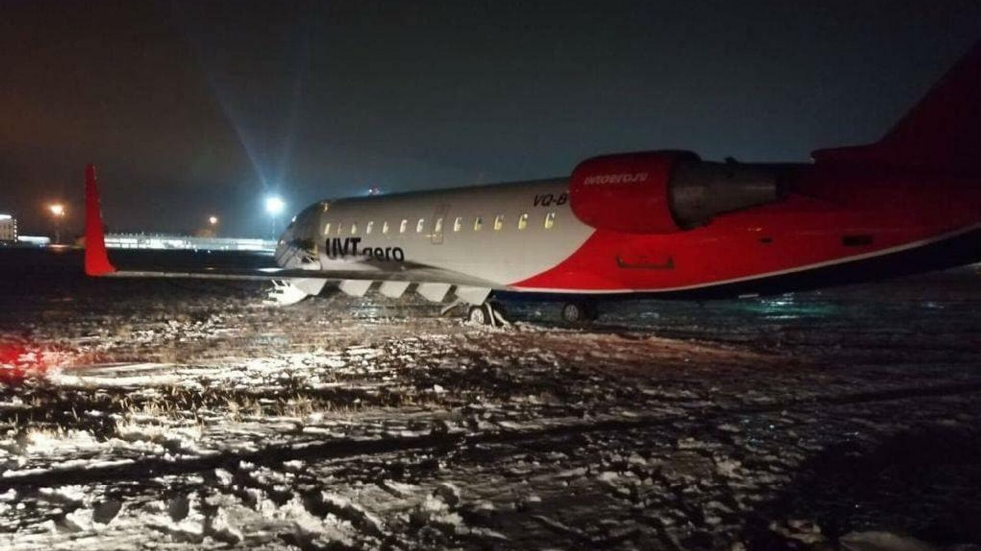 Самолет Bombardier авиакомпании UVT Aero выкатился за пределы взлетно-посадочной полосы в аэропорту Челябинска - РИА Новости, 1920, 01.12.2021