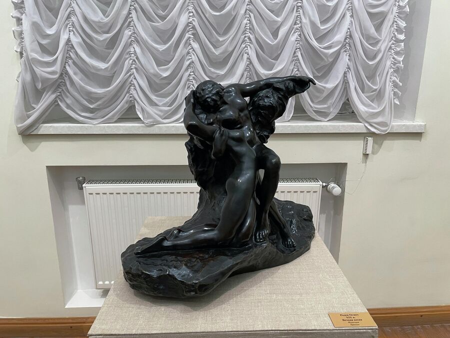 Бронзовая скульптура Родена Вечная весна в Саратовском художественном музее