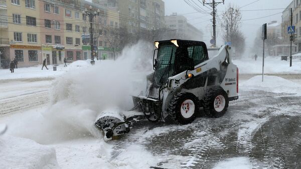 Снегоуборочная техника на одной из улиц в Хабаровске во время снегопада
