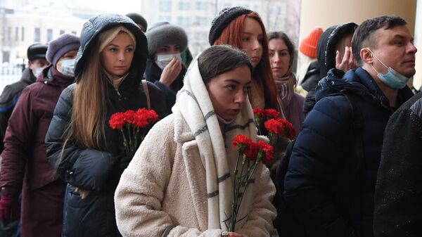 Люди стоят в очереди на церемонию прощания с народным артистом России, певцом Александром Градским