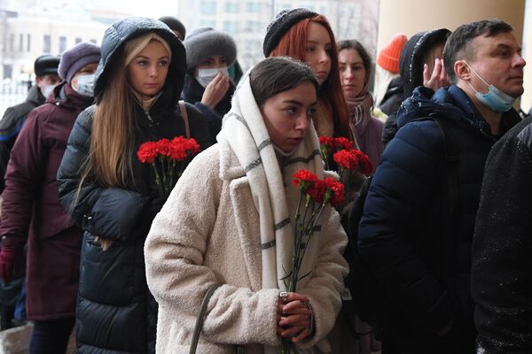 Люди стоят в очереди на церемонию прощания с народным артистом России, певцом Александром Градским