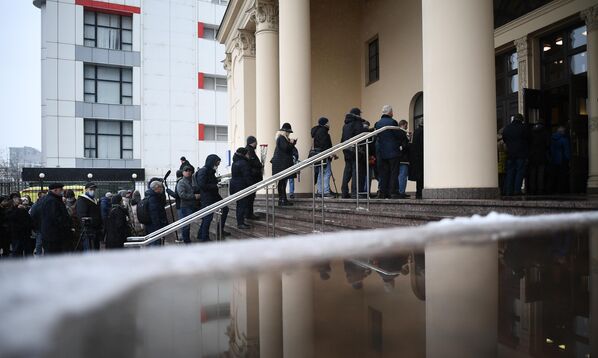 Люди идут на церемонию прощания с народным артистом России, певцом Александром Градским