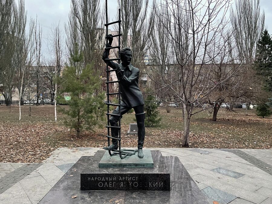 Памятник Олегу Янковскому
