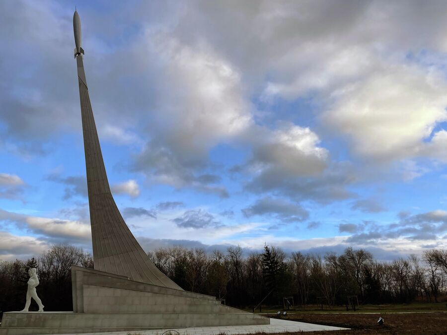 Стела и памятник Юрию Гагарину