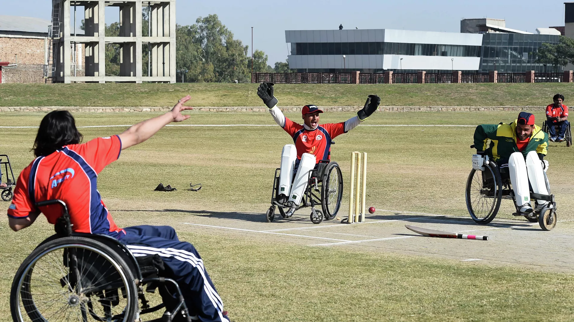 Мужчины играют в крикет на инвалидных колясках после празднования Международного дня инвалидов в Пешаваре  - РИА Новости, 1920, 03.12.2021